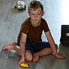 Er darf zwei Wochen nicht das Haus verlassen: Der fünfjährige Joscha spielt gezwungenermaßen zu Hause, würde aber viel lieber nach ...