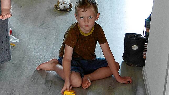 Er darf zwei Wochen nicht das Haus verlassen: Der fünfjährige Joscha spielt gezwungenermaßen zu Hause, würde aber viel lieber nach ...