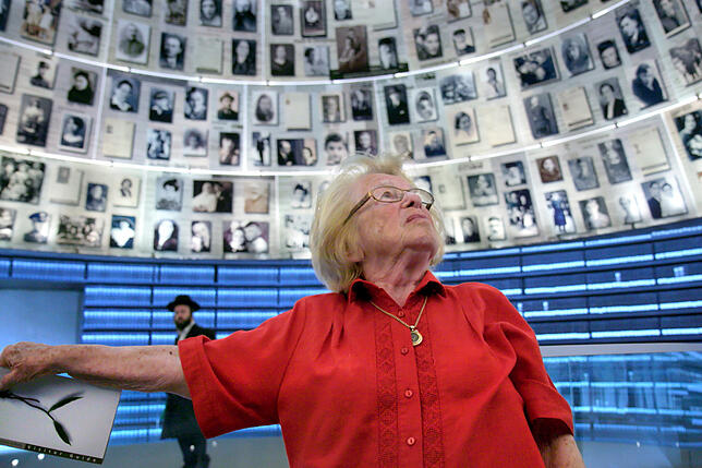 HANDOUT – 26.03.2020, ---: Dr. Ruth Westheimer in einer Szene des Films „Fragen Sie Dr. Ruth“ (undatierte Filmszene). ...