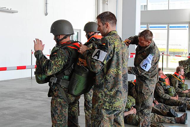 Bild 11: Bilder von der Übung der Fallschirmspringer der Bundeswehr bei Bodman-Ludwigshafen