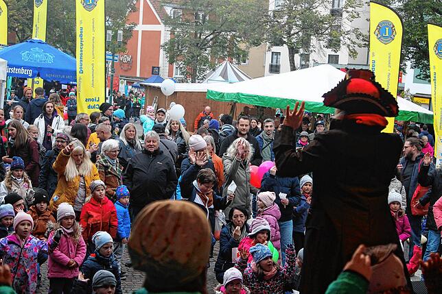 Kinder und Eltern sind gleichermaßen begeistert von der „Donikki“-Kinder-Mitmachparty auf der Bühne am Hanselbrunnen.