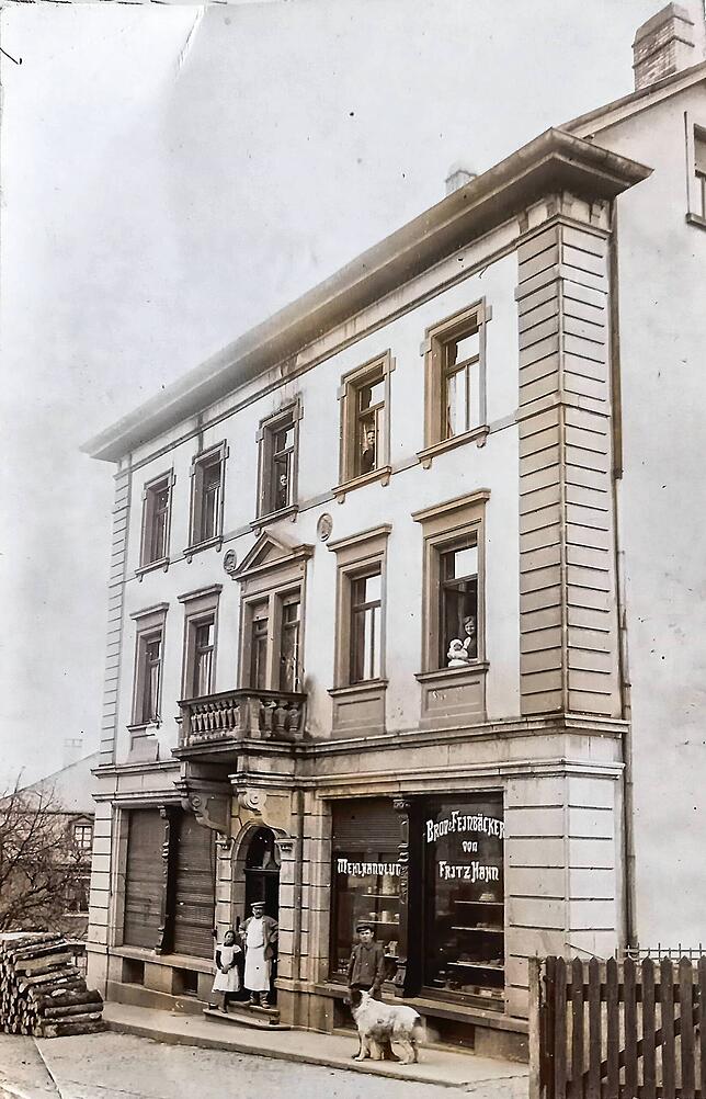 Das Gebäude der Bäckerei Konditorei Hahn um die Zeit vor dem Ersten Weltkrieg. In der Tür ist wahrscheinlich Firmengründer Friedrich ...