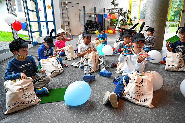 Die Erstklässler der Grundschule Fischbach freuen sich über den Hasenklee.