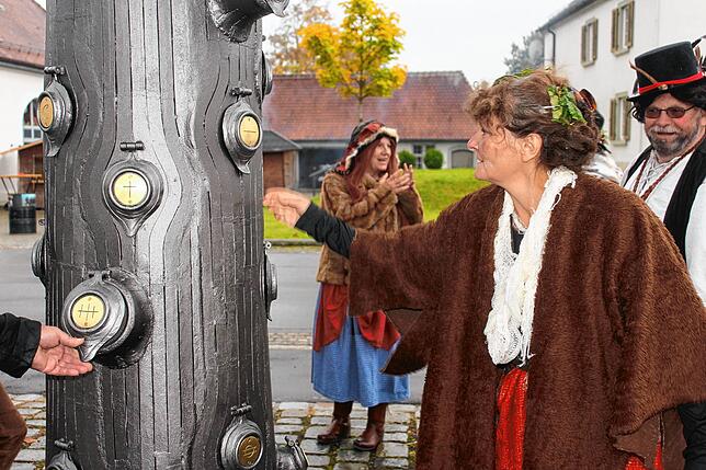 Eine „Räuberbraut“ inspiziert den Räuberzinkenbaum. Die Zinken waren ein Mittel der Kommunikation unter den Räubern: Anhand ...