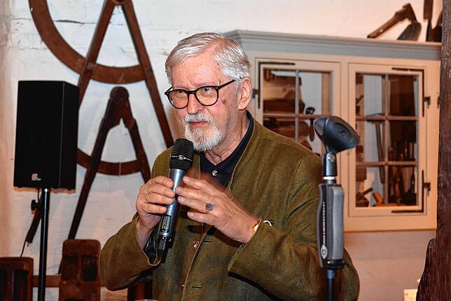 Georg Reichlin von Meldegg hält eine kleine Laudatio auf Autorin Birgit Rückert.