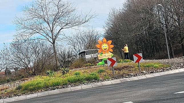 Mitten auf dem Kreisverkehr zwischen Litzelstetten und Mainau stand ein Auto. Was war hier passiert?