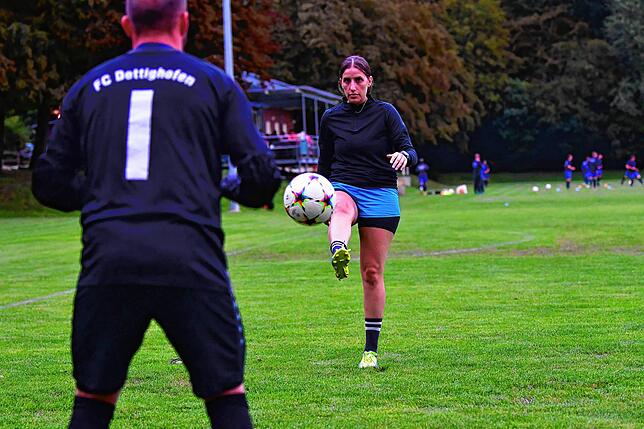 Training mit Schuss: Torwarttrainerin Maike Bergdorf lässt sich beim FC Dettighofen immer wieder neue Übungen für die Torhüter – ...