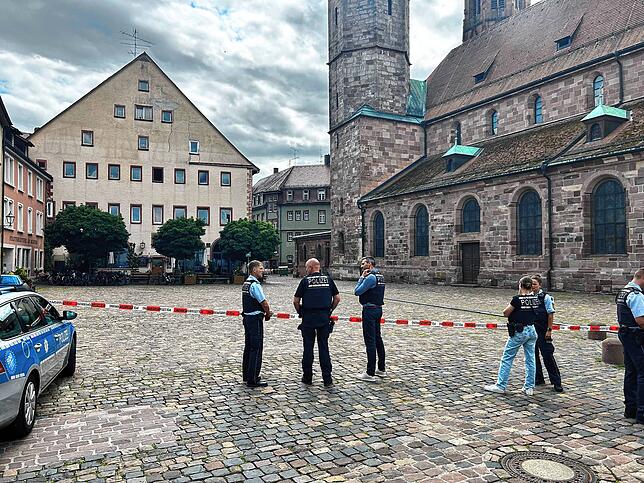 Die Polizei wartet auf dem abgeriegelten Münsterplatz auf die Spezialisten aus Stuttgart.