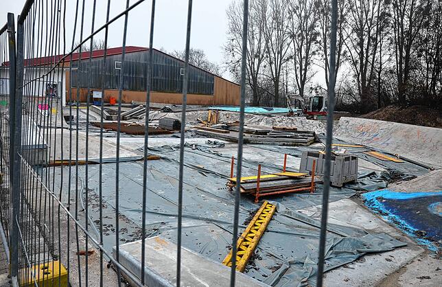 Die Arbeiten zur Sanierung und Erweiterung der Skater-Anlage beim Bildungszentrum sind weit gediehen.