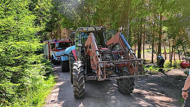 Drei Landwirte führten in Vakuumfässern zusätzlich Wasser heran, um den Brand zu bekämpfen.