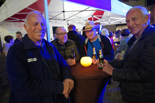 Die Sportfreunde vom Leichtathletik-Club Tiengen genießen den Abend und gönnen sich ein Bier an der Cortina-Bar.