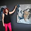 Kulturamtsleiterin Kerstin Simon freut sich, dass das Angebot der Artothek in Waldshut gut angenommen wird.