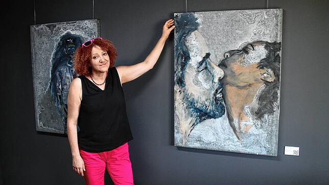 Kulturamtsleiterin Kerstin Simon freut sich, dass das Angebot der Artothek in Waldshut gut angenommen wird.