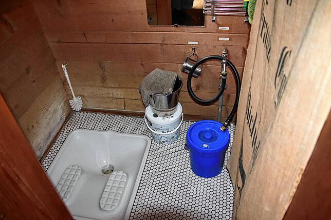 Und das sieht so aus: Stehklo, Wasseranschluss und Schmierseife.