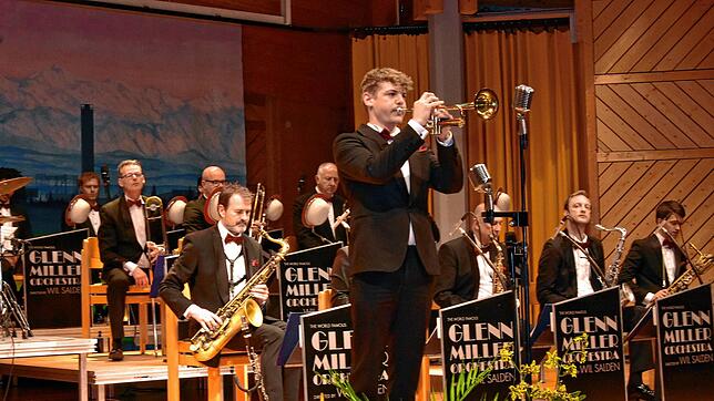Als virtuoser Trompeter zeigt sich Malte Dürschnabel bei dem Swing „Let´s Dance“ von Benny Goodman. Bild: Stefan Pichler