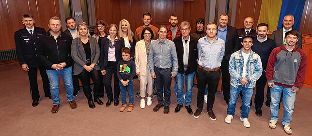Erster Landesbeamter Philipp Gärtner (hinten rechts, 2. Reihe) und Polizeipräsident Hubert Wörner (links) bedankten sich bei zwanzig ...
