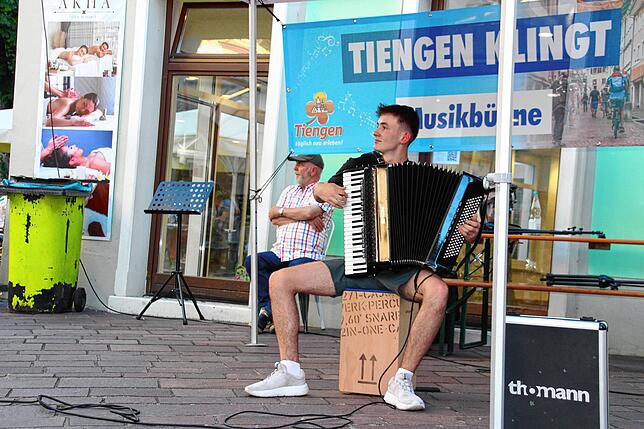 Samuel Eckert mit seinem Akkordeon spielte vor dem Rathaus.