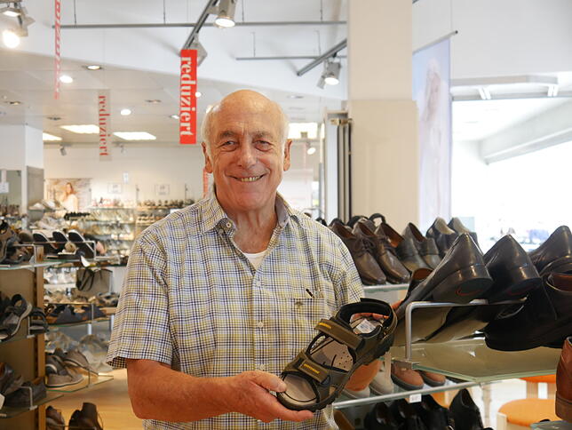 Sebastian Trapp schließt das Schuhhaus, "sobald alles verkauft wurde". Die Füße hochlegen will der 76-Jährige aber auch im Ruhestand nicht.