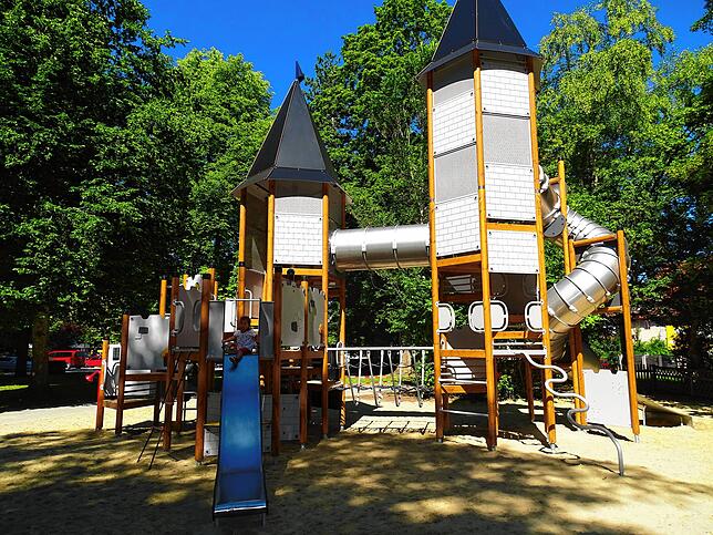 Brandneu ist der Spielplatz „Räuberburg“, der erst kürzlich eingeweiht wurde.Der Name kommt von der „Räuberbahn“.