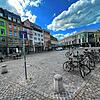 Der Bodanplatz, der das Herz von Stadelhofen sein könnte, bisher aber mehr mit eintönigem Pflasterbelag &bdquo;glänzt&ldquo;. Trotz ...