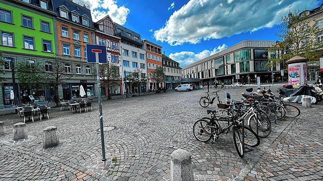 Der Bodanplatz, der das Herz von Stadelhofen sein könnte, bisher aber mehr mit eintönigem Pflasterbelag &bdquo;glänzt&ldquo;. Trotz ...