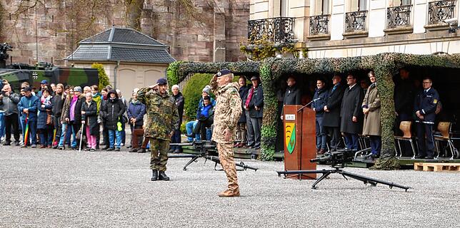 Oberstleutnant Timo Elbertzhagen (vorne), beginnt den Rückkehrerappell.