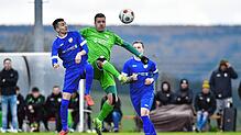 Hoch hinaus. Luca Manger (links) von der SG Oberbaldingen/Öfingen und der Brigachtaler Bernd Weets im Kampf um den Ball. Weets brachte ...