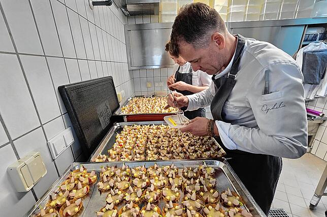 Beim Anrichten des Amuse Gueule ist von den Köchen des Gourmetrestaurants Ophelia Fingerspitzengefühl gefragt. Hier arbeitet Dirk Hoberg ...