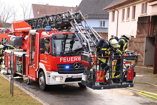 Bild 22: Die Bilder zum Feuerwehreinsatz in Allmendshofen: Eine defekte Heizung beginnt zu brennen