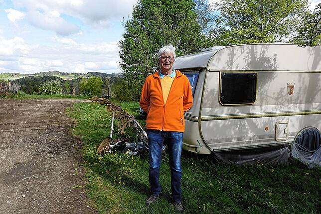 Für die Zeit seines Einsatzes in Mariaberg wohnt Arzt Friedrich Kähny in seinem Wohnwagen bei der Landwirtschaft.