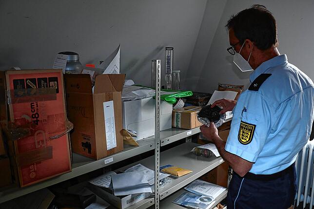 Der Polizeibeamte Hardy Fresen kümmert sich im Revier Donaueschingen um Rauschgiftdelikte. In der Asservatenkammer schaut er sich an, ...