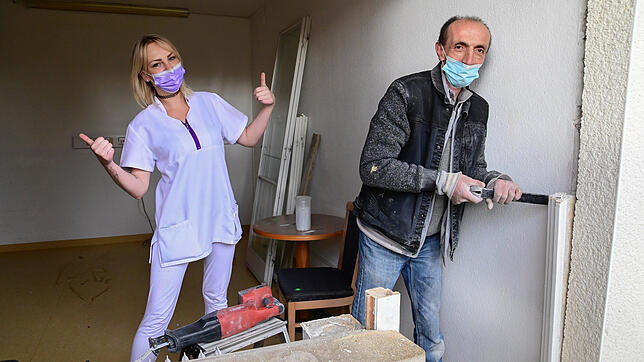 Senol Özmen montiert Anfang November in der Parkresidenz in VS-Villingen die Fensterstöcke ab. Für Handwerker gilt inzwischen 3G am ...