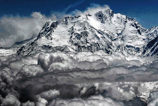 Die schneebedeckte Westseite des Nanga Parbat im Himalaya.