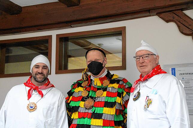 Marcel Steinweg (von links) erhielt von ZUnftmeister Daniel Fechtig den Zunftorden der Hungrigen Stühlinger, für Gerd Steinweg gab es ...