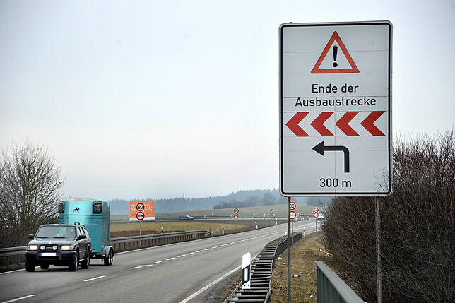 Noch ist hier keine Geradeausfahrt möglich: Die Bundesstraße B 523 endet abrupt beim Schwarzwald-Baar-Center und führt dann durch ...