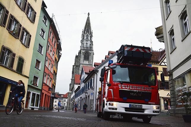 Nicht überall ist so viel Platz wie in der Wessenbergstraße in Konstanz. Deshalb kommt in der Innenstadt oft die kleine Drehleiter zum ...