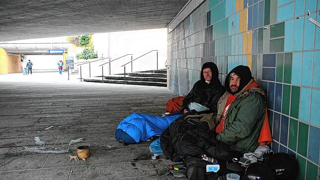 Die beiden Obdachlosen Paule (rechts) und Didi sitzen in der Unterführung an der Marktstätte. Würde es klappen, dass die Wohnungslosen ...