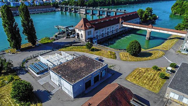 Wasserstoff-Produktion am Hochrhein: Das Bild zeigt das Energiedienst-Wasserkraftwerk Wyhlen. Neben dem langgestreckten ...