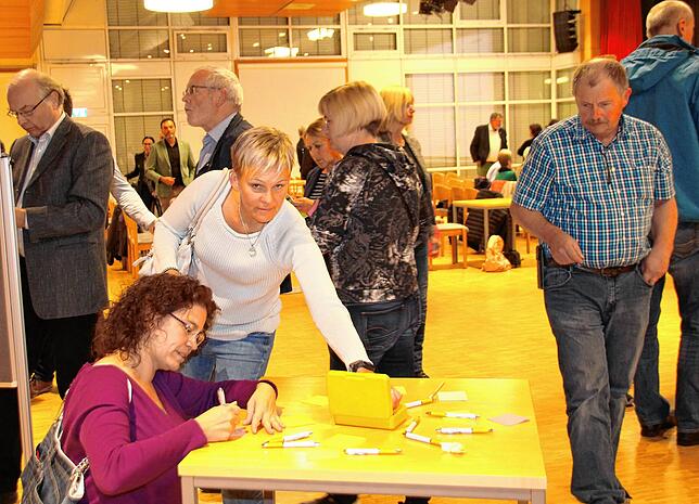 Susanne Längle (links) aus Zell am Andelsbach und Mandy Schmieder aus Langgassen schreiben ihre Anliegen bezüglich des ÖPNV auf. Rechts ...