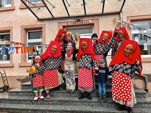 Für die Hexen ist das ein Traditionsbesuch an der Grundschule. Zwischen den Hexen sind auch die abgeschossenen Lehrerinnen der Grundschule.