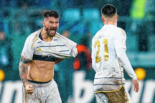Der Villinger (links) schreit seine Freude über den Sieg gegen Gladbach heraus.
