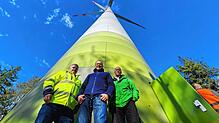 Die Bürgermeister von Utzenfeld, Wieden und Todtnau, Martin Wietzel, Michael Fischer und Oliver Fiedel, am Fuß eines Windrats auf dem ...
