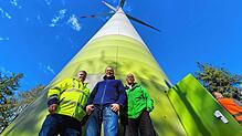 Die Bürgermeister von Utzenfeld, Wieden und Todtnau, Martin Wietzel, Michael Fischer und Oliver Fiedel, am Fuß eines Windrats auf dem ...