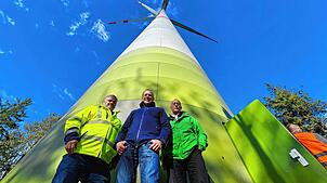 Die Bürgermeister von Utzenfeld, Wieden und Todtnau, Martin Wietzel, Michael Fischer und Oliver Fiedel, am Fuß eines Windrats auf dem ...