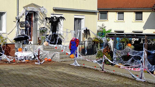 Eine üppige Halloween-Dekoration in Aach sorgt derzeit für Aufregung in dem Hegau-Städtchen. Die SÜDKURIER-Lokalredaktion stellt sich ...