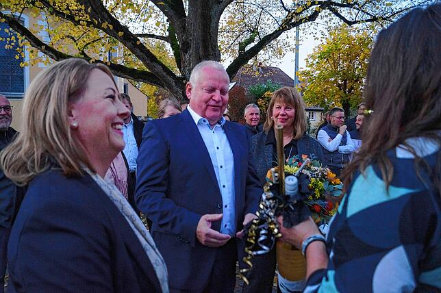 Neben seiner Frau Monika (rechts neben ihm) gratulierten Bürgermeister Daniel Heß seine Verwaltungsmitarbeiterinnen Daniela Neßler und ...
