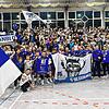 Die Oberliga-Handballer des TuS Steißlingen jubeln mit den Fans nach dem 27:25-Erfolg gegen den TV Ehingen.