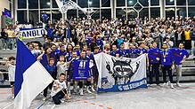 Die Oberliga-Handballer des TuS Steißlingen jubeln mit den Fans nach dem 27:25-Erfolg gegen den TV Ehingen.
