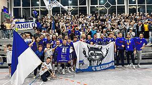 Die Oberliga-Handballer des TuS Steißlingen jubeln mit den Fans nach dem 27:25-Erfolg gegen den TV Ehingen.