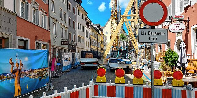 (Archivbild von August 2024) Aus dem Ort des Großbrandes wird eine Baustelle: Zäune werden errichtet, die Fassade weiterhin gestützt und ...
